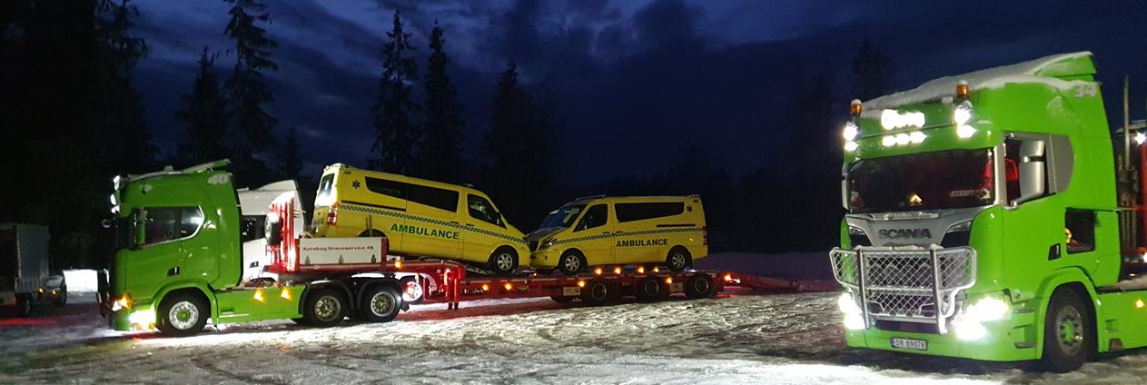 Ambulanser til Ukraina lastes opp på transportbiler